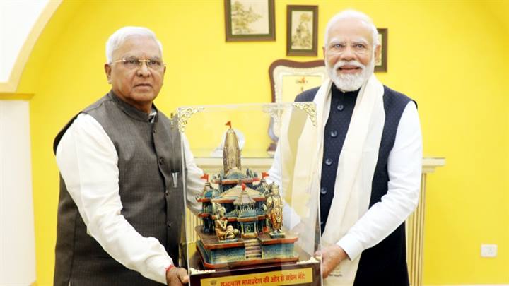 प्रधानमंत्री श्री मोदी का राज्यपाल श्री पटेल ने राजभवन में किया स्वागत